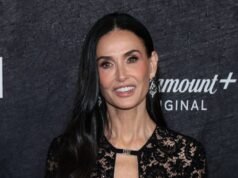Demi Moore luce atemporal con un traje de gato desnudo en el estreno de ‘Landman’