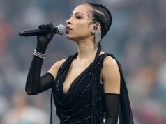 La cantante del himno nacional de la NFL responde a las críticas por su atuendo de ‘Hooker’