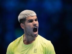 Alcaraz lucha para vencer a Fritz en las Finales ATP