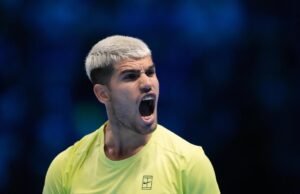 Alcaraz lucha para vencer a Fritz en las Finales ATP