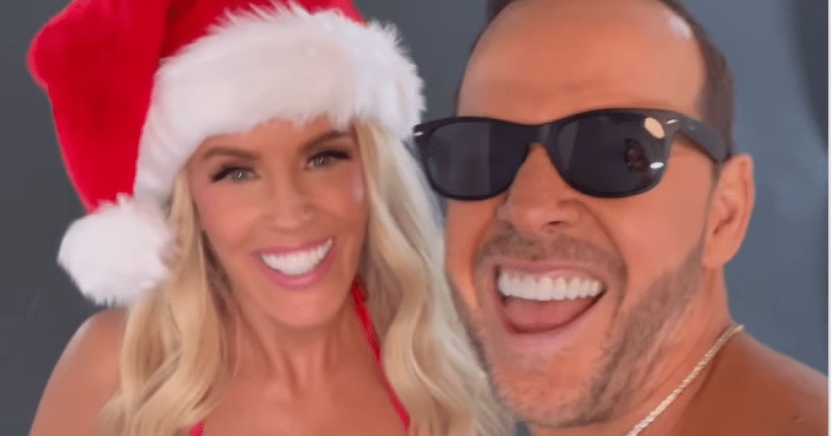 JennyMcCarthy-y-DonnieWahlberg-ChristmasCard-1