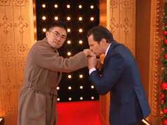 Jonathan Groff y Bowen Yang se besan durante el desfile de Acción de Gracias