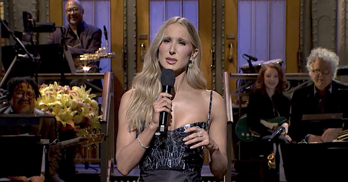 Nikki Glaser enfrenta reacciones violentas por chistes sobre tráfico sexual en el monólogo de SNL