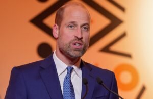 El príncipe Guillermo visita tranquilamente a jóvenes pacientes de un hospital en Gaza