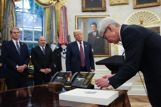 SJM-Z-OPED-DOWD-0813-TIM-COOK-OVAL-OFFICE.jpg