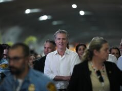 Gobernador hace de guerrero climático, conciliador y candidato tímido