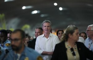 Gobernador hace de guerrero climático, conciliador y candidato tímido