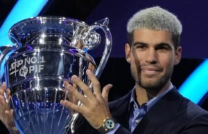 Alcaraz irradia orgullo al levantar el trofeo de jugador número uno de fin de año