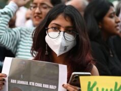 Cientos de personas protestan contra la contaminación en Delhi