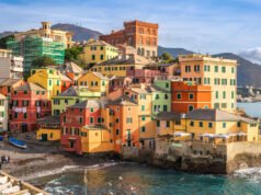 Un impresionante pueblo costero en Italia ofrece vistas impecables, decorado con casas coloridas