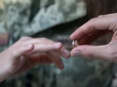 Mujer japonesa se casa con un compañero de inteligencia artificial después de una ruptura en la vida real