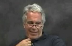 Jeffrey Epstein le preguntó si tenía un ‘pene con forma de huevo’ en un clip resurgido