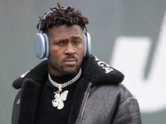 Antonio Brown se declara inocente del cargo de intento de asesinato tras su extradición de Dubai a Miami