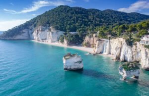 La ‘Bahía de los Azahares’ de Italia tiene hermosas playas de guijarros blancos e impresionantes acantilados