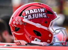 Los jugadores de Texas State y Louisiana luchan en el campo después de la victoria de Ragin’ Cajuns