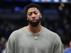 Anthony Davis califica el despido de Nico Harrison por parte de los Mavericks como “difícil” y hace caso omiso a los rumores comerciales