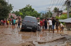 Se eleva a 225 el número de muertos por inundaciones y deslizamientos de tierra en Indonesia