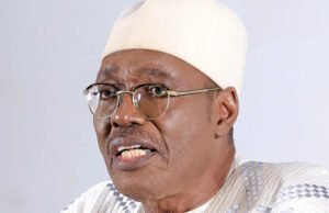 Líder de la oposición de Camerún en Gambia tras huir en busca de seguridad