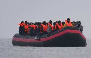 Francia interceptará pequeñas embarcaciones tras la presión del Reino Unido