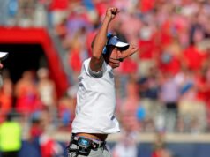 El entrenador de Ole Miss, Lane Kiffin, hace fotos a una pareja después de una propuesta en el campo mientras los rebeldes arrasan con Citadel