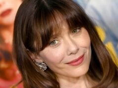 El maquillaje simple de Elizabeth Olsen comienza con este SPF teñido