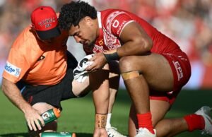 Eliesa Katoa de Tonga sigue en el hospital y Kristian Woolf sigue a su lado