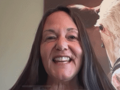 La activista de protección animal Ellie Laks critica la tradición del presidente de perdonar a Turquía