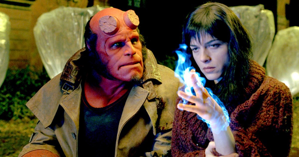 Ron Perlman y Selma Blair en Hellboy