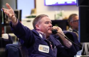 Dow Jones cae 100 puntos mientras Nasdaq se recupera después de la derrota tecnológica