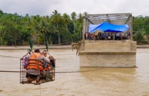 El número de víctimas de las inundaciones en Indonesia aumenta a 883 y más de 500 siguen desaparecidos