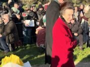 La ingeniosa respuesta de la princesa Ana al recibir flores en Sandringham, mientras los fanáticos se vuelven locos por su naturaleza “humilde”