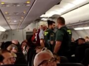 Un fan del Aston Villa fue sacado del vuelo de EasyJet por la policía española después de “beber latas de Stella y gritar sobre Birmingham”, mientras los demás pasajeros aplaudían y decían “tu equipo es una mierda”.