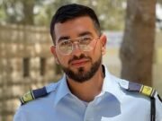 El último rehén: Después de más de 800 días, un oficial de policía de élite israelí que corrió peligro durante el ataque del 7 de octubre es el último que queda en Gaza… mientras su madre se aferra a la frágil esperanza de que todavía esté vivo.