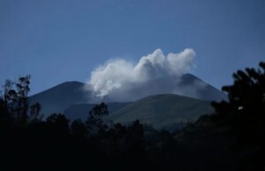 La vida continúa para los indígenas colombianos a pesar del riesgo de erupción volcánica