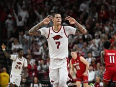 El No. 25 Arkansas sofoca al No. 6 Louisville mientras la SEC se recupera para ganar 9-7 en el desafío ACC-SEC