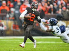 Shedeur Sanders lanza 3 touchdowns, pero los Browns dudan ante los Titans