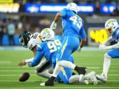 Jalen Hurts hace historia al perder el balón dos veces en una jugada durante una noche de 5 pérdidas de balón en la derrota ante los Chargers.