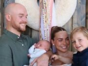 Emilie Kiser viste a Teddy con la ropa de su hijo Trigg tras su muerte