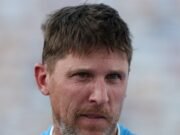 El piloto de NASCAR Denny Hamlin rompe el silencio después de que su padre muere en un incendio en su casa