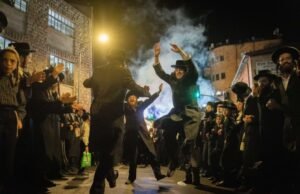 Manifestantes ultraortodoxos prendieron fuego, bloquearon carreteras y arrojaron piedras a la policía en Beit Shemesh.
