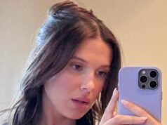 Millie Bobby Brown muestra su cuerpo tonificado con una camiseta de bebé y perlas