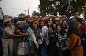 La policía de Delhi acusa a los manifestantes contra la contaminación de tener vínculos maoístas mientras continúa la crisis de smog