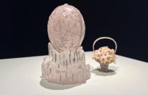 Un raro huevo de Fabergé alcanza un récord de £22,9 millones en una subasta en Londres