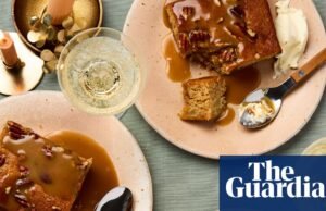 Receta de Georgina Hayden de pudín de pera, jengibre pegajoso y nueces | comida y bebida navideña