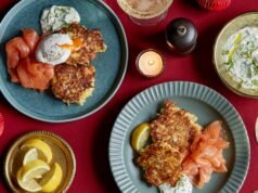 Rostis de patata con salmón ahumado y crema agria de rábano picante – receta | Prepara un festín con Tesco Finest