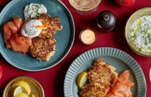 Rostis de patata con salmón ahumado y crema agria de rábano picante – receta | Prepara un festín con Tesco Finest
