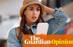 ¿Dejar que Donald Trump vea el interior de mi teléfono? Preferiría que me deportaran | Emma Bedington