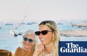 Añade un poco de brillo y lleva un bolso de mano: qué ponerte directamente de la playa al bar | moda australiana