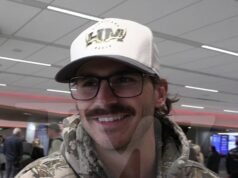 La estrella del country Tucker Wetmore habla sobre movimientos mágicos en el escenario, las damas no pueden tener suficiente