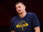 Nikola Jokić de los Nuggets estaría fuera al menos 4 semanas después de sufrir una hiperextensión en la rodilla izquierda contra el Heat